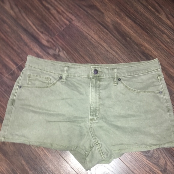 Green Mid rise shorts - Picture 2 of 3